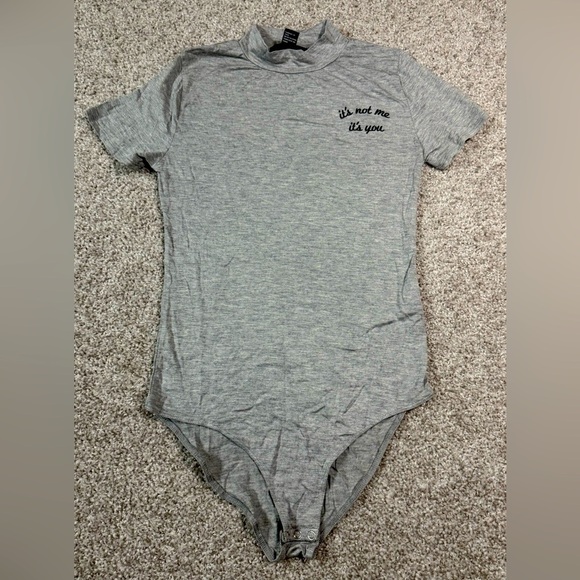 NWT Women’s Forever 21 Gray Bodysuit – Size Small it’s you not me mock neck - Picture 1 of 4